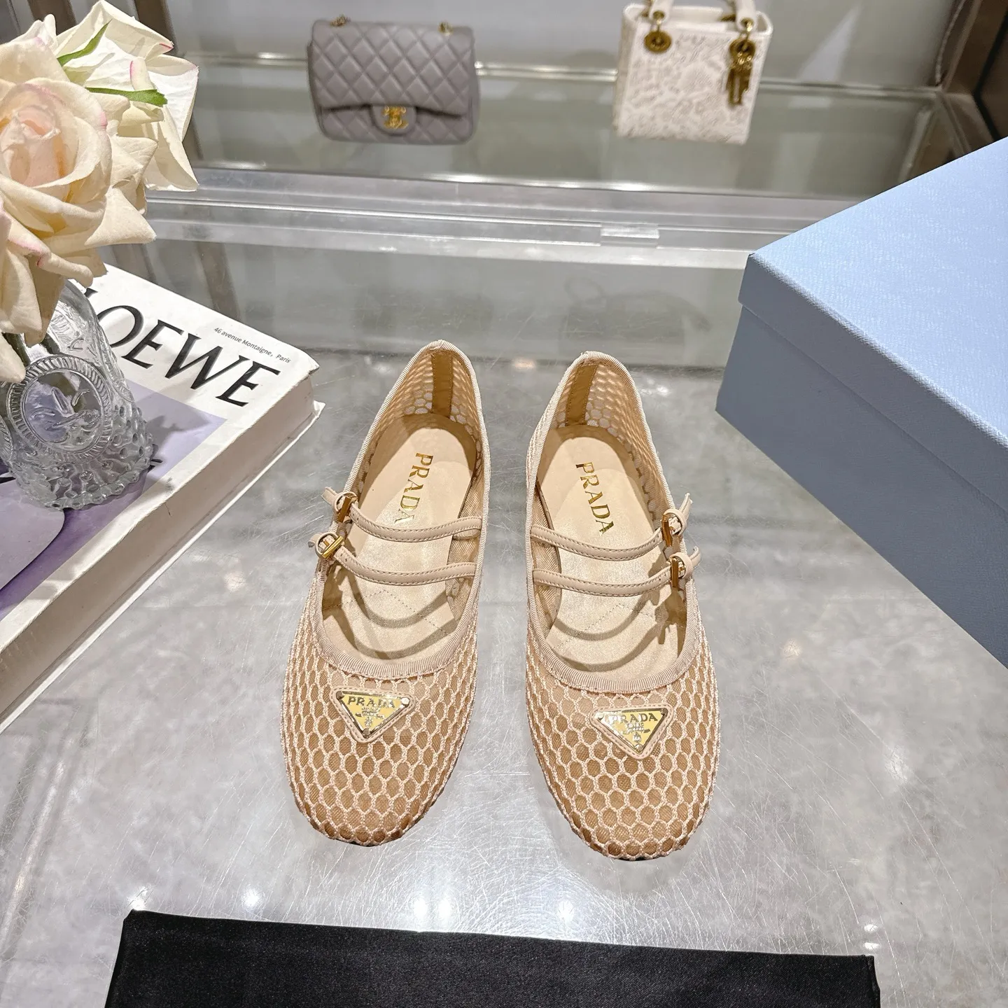 👟👟Ex-factory price 440👟👟 🔥🔥✨Prada/Prada 2024ss spring and summer new products are now available🌟 Mary Jane flat ballet shoes Soft and comfortable, recommended by major bloggers in Little Red Book, proper college style ➕Commuting 1-1 development Round-head golden triangle button Fabric: patent leather, sheepskin, silk fabric Sheepskin lining code number: 35 to 40 (41 is custom-made and cannot be returned or exchanged)